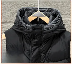 Détail du col montant coupe-vent et de la capuche à cordon sur cette veste matelassée