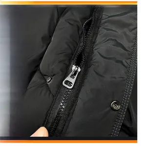 Détail de la fermeture éclair en métal argenté sur la veste sans manches noire imperméable