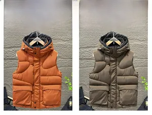 Vue détaillée des gilets de travail à capuche orange et café avec de grandes poches