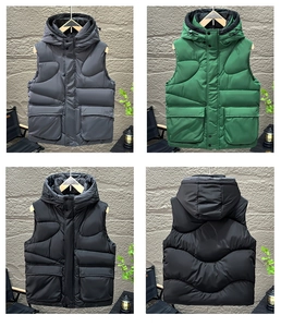 Vue détaillée des gilets à capuche gris, verts et noirs avec motifs en arc matelassés