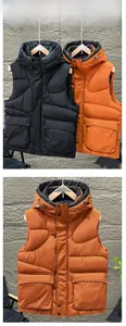 Détail du gilet matelassé à capuche avec multi-poches et tissu coupe-vent en orange et noir