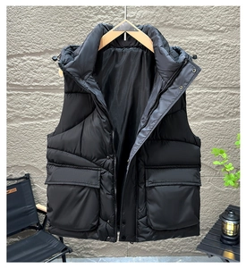Vue détaillée d'un gilet d'hiver noir avec capuche amovible et grandes poches cargo