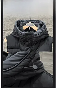 Détail de la capuche réglable avec cordon et du col sur un gilet de travail noir