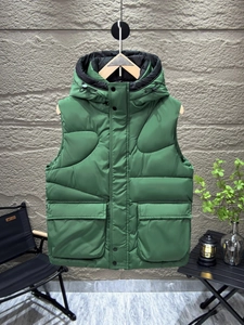 Gilet sans manches à capuche vert olive pour homme avec grandes poches style outdoor