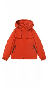 Détail de la veste outdoor orange imperméable avec capuche réglable et poches zippées