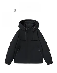 Détail des zips étanches et des poignets réglables sur une veste noire à capuche