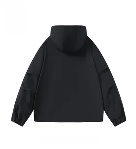 Vue arrière de la veste à capuche noire imperméable avec poignets élastiques et ourlet