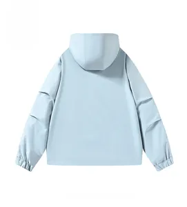 Vue arrière d'une veste à capuche bleu clair coupe-vent avec poignets élastiques