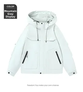 Détail d'une veste à capuche gris montagne coupe-vent avec cordons de serrage