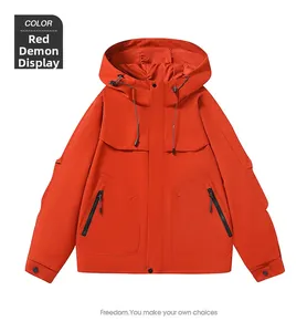 Détail de la veste d'extérieur rouge vermillon coupe-vent avec poches zippées et capuche
