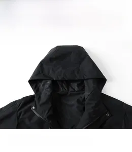 Détail d'une veste coupe-vent noire avec capuche protectrice et design à col montant