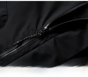 Détail de la fermeture éclair métallique noire avec cordon sur une veste d'extérieur