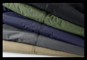 Dettaglio dei colori della giacca che mostra opzioni nero verde navy grigio e kaki