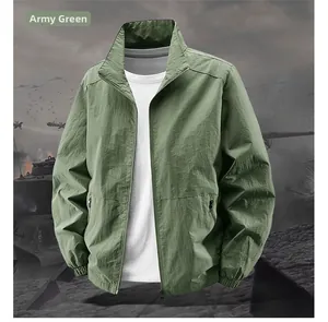 Dettaglio della giacca da uomo verde militare con collo alto e tasche laterali con zip