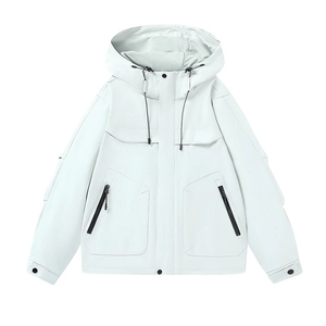 Veste coupe-vent blanche unisexe avec capuche et poches zippées au style techwear chic