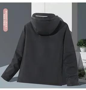 Rückansicht der schwarzen beheizten Damenjacke mit Sicherheits-Reflektorstreifen am Rücken