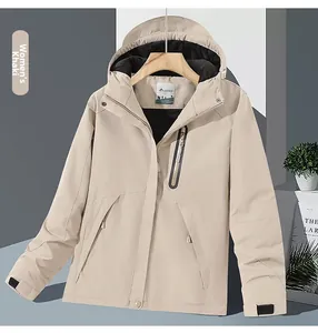 Details einer khakifarbenen, wind- und wasserdichten Heizjacke mit verstellbaren Bündchen