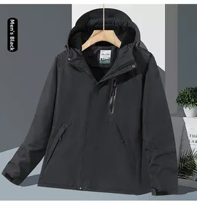 Detail der schwarzen beheizten Herrenjacke mit wasserdichter Reißverschlusstasche und Stoff