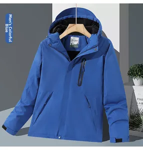 Detailansicht der wasserdichten Reißverschlusstasche und Klettbündchen am blauen Parka