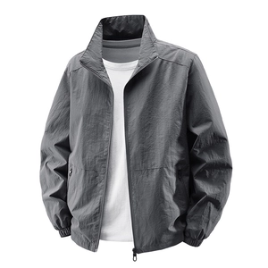 Giacca casual da uomo grigio scuro con colletto rialzato e zip per la primavera