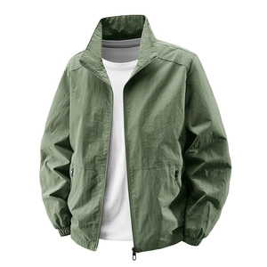 Giacca casual da uomo verde oliva con collo alto, tessuto antivento e tasche con cerniera
