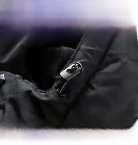 Detail einer winddichten Kapuzenjacke mit verstellbarem Kordelzug und wasserdichtem Stoff