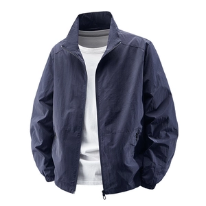 Giacca casual da uomo blu scuro con collo alto, tasche con cerniera e tessuto traspirante