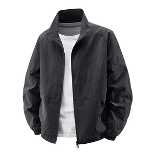 Giacca leggera nera minimalista da uomo con colletto dritto e zip integrale