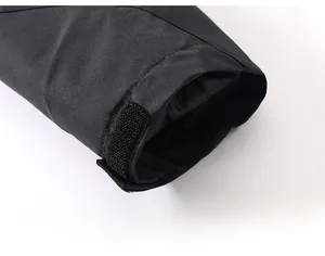 Detail der verstellbaren Klettverschluss-Manschette an einer schwarzen Heizjacke