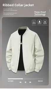 Detail der beigen Jacke mit wasser-, öl- und schmutzabweisendem Funktionsgewebe