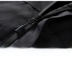 Detailansicht von Nylon-Reißverschluss und winddichter Leiste an beheizter Winterjacke
