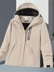 Beigefarbene wasserdichte Winterjacke mit Kapuze und praktischen Taschen für den Outdoor
