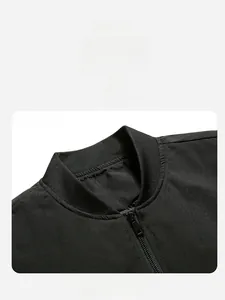 Detailansicht des Rippbündchens und Metallreißverschlusses der schwarzen Bomberjacke