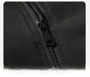 Nahaufnahme des Metall-Reißverschlusses und Köperstoffs einer schwarzen Herrenjacke