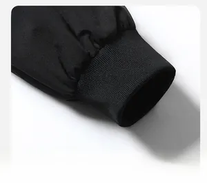 Detailansicht der elastischen Rippbündchen an einer schwarzen Herrenjacke für Windschutz