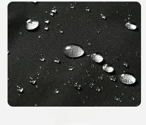 Makroaufnahme von wasserfestem schwarzem Stoff mit Perleffekt und Wassertropfen