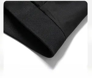 Nahaufnahme der schwarzen Rippbündchen mit feiner Naht an einer Herrenjacke