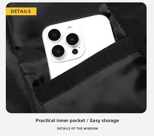 Detailansicht der Innentasche der schwarzen Jacke mit Platz für ein Smartphone