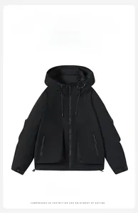 Detailansicht der schwarzen wasserdichten Outdoorjacke mit Reißverschlüssen und Kapuze