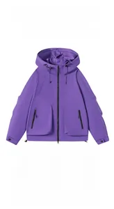 Details der lila wasserdichten Jacke mit Reißverschlusstaschen und Kapuzendesign