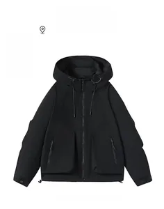 Detail einer schwarzen Kapuzen-Windjacke mit mehreren Taschen und Reißverschluss-Design