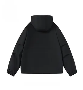 Rückansicht der schwarzen Windjacke mit Kapuze, elastischen Bündchen und Windschutz
