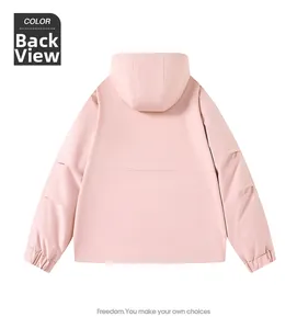 Rückansicht der rosa Windjacke mit Kapuze, elastischen Bündchen und schlichtem Design