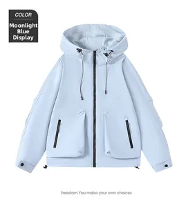 Detailansicht der mondlichtblauen Windjacke mit funktionalen Taschen und Reißverschluss
