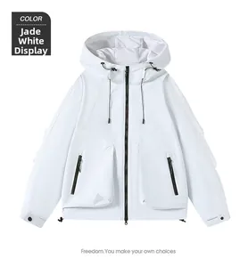 Detailansicht der jadeweißen Kapuzen-Windjacke mit schwarzen Kontrast-Reißverschlüssen