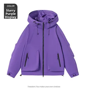 Flachbild einer Outdoor-Kapuzenjacke in Sternenviolett mit Reißverschlusstaschen und verstellbaren Bündchen