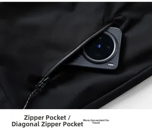 Detail der wasserdichten Jacke mit funktionaler schräger Reißverschlusstasche für Smartphones