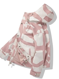 Giacca a vento sportiva rosa e bianca con stampa geometrica e cappuccio regolabile