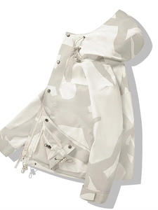 Giacca outdoor con cappuccio con motivo mimetico bianco e grigio e tessuto impermeabile