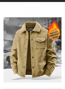 Détail d'une veste de travail d'hiver kaki doublée de polaire sherpa et col chaud